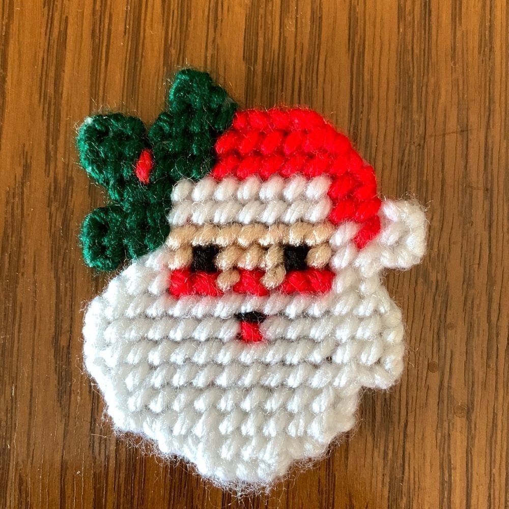 ‎Kitschy handmade yarn Santa Face pin
